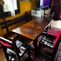 Tavolo con sedie e manca in legno massiccio.