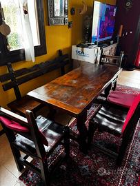Tavolo con sedie e manca in legno massiccio.