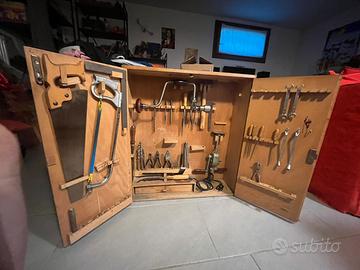 Cassetta in legno con attrezzi d’epoca