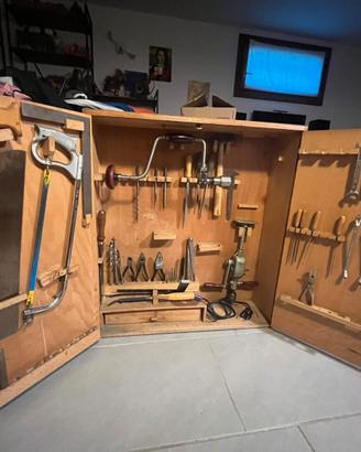 Cassetta in legno con attrezzi d’epoca