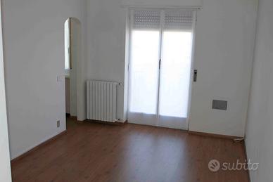 Luminoso monolocale al quinto piano con balcone