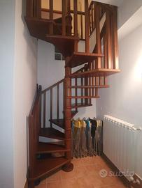 Scala a chiocciola in legno massello