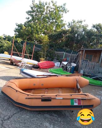 gommone con pavimento in legno marino