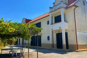 Villa 300 mq con ettaro di terreno