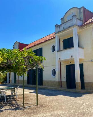 Villa 300 mq con ettaro di terreno