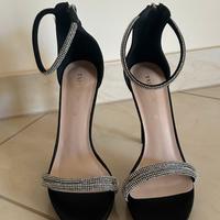 Sandali con tacco e dettagli in strass