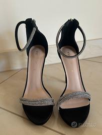 Sandali con tacco e dettagli in strass