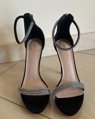 Sandali con tacco e dettagli in strass