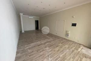 NEGOZIO A DESENZANO DEL GARDA