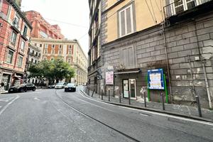 NEGOZIO A NAPOLI