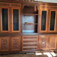 vetrina con tavolo e sei sedie