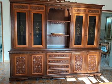 vetrina con tavolo e sei sedie