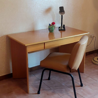 SCRIVANIA LEGNO CON CASSETTO CENTRALE E POLTRONA