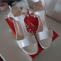 sandali laccati  donna