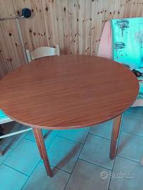 Tavolo in legno rotondo