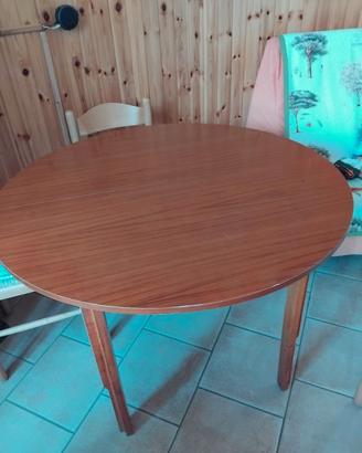 Tavolo in legno rotondo