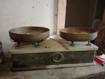 Antica bilancia a due piatti