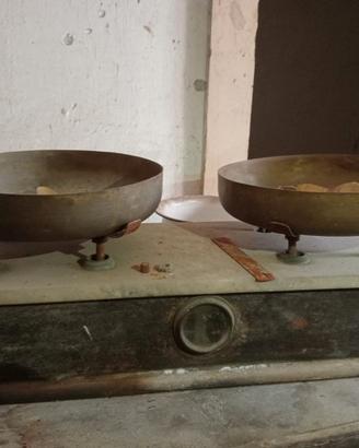 Antica bilancia a due piatti