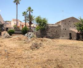 Casa Con Terreno Edificabile e Magazzini