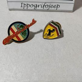 Set 2 Spille pins Ferrari e Alfa Romeo vintage