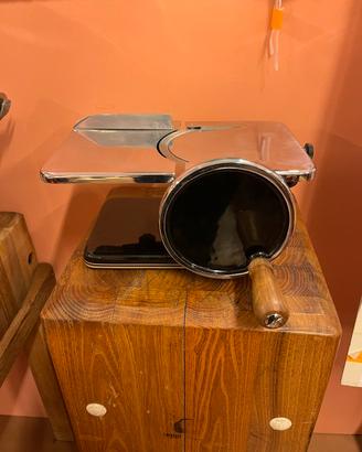 Affettatrice orizzontale restaurata nera