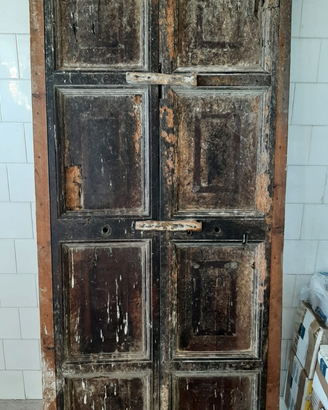 Antica porta in legno