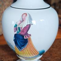 Vasetto in porcellana bianca decorato