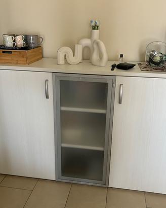 Credenza bianca con vetrinetta