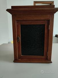 Mobiletto antico per farmaci 