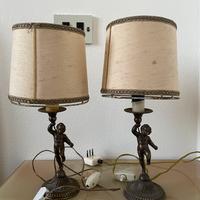 Coppia di lampade vintage con putti in metallo