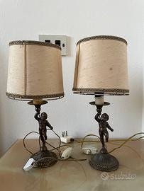 Coppia di lampade vintage con putti in metallo