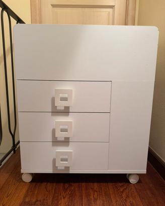 Fasciatoio in lengno bianco con ruote e cassetti