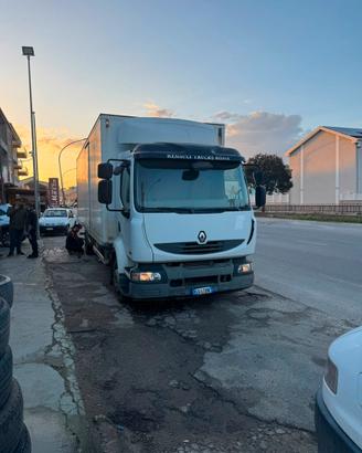 Renault Midlum 220 con sponda idraulica dhollandia