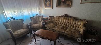 salotto divano con poltrone tavolino e posacenere