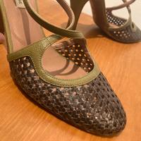 Decollete con cinturino e intreccio