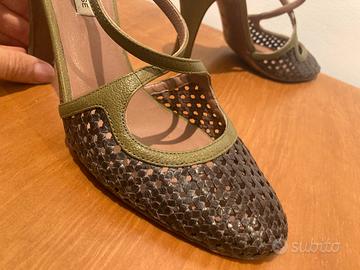 Decollete con cinturino e intreccio