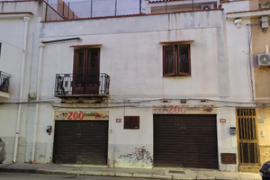 Locale commerciale via Carbone