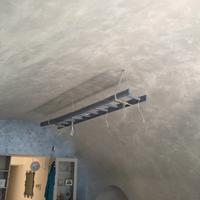 Scala a pioli antica in legno idea lampadario