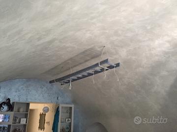 Scala a pioli antica in legno idea lampadario