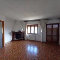Ussana, palazzina su tre piani con cortile