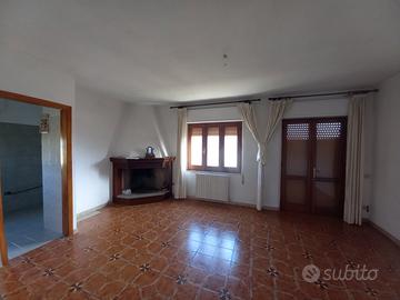 Ussana, palazzina su tre piani con cortile