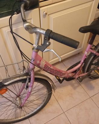 Bicicletta rosa "del 24" con cambi