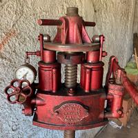 Torchio idraulico per vinacce marca Bosello