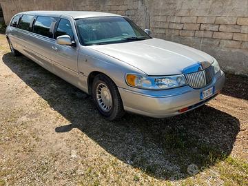 Limousine lincoln town car