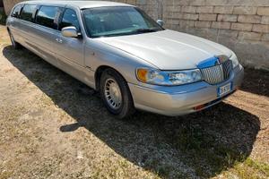 Limousine lincoln town car