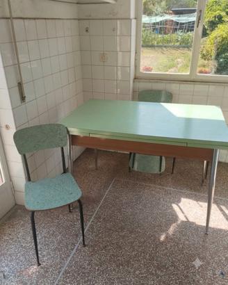 Tavolo formica e 4 sedie