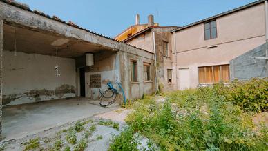 Casa indipendente con corte interna