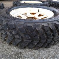 Suzuki Samurai cerchi e gomme più ruota di scorta