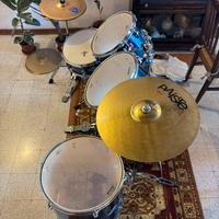 Batteria sonor e piatti.