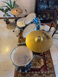Batteria sonor e piatti.